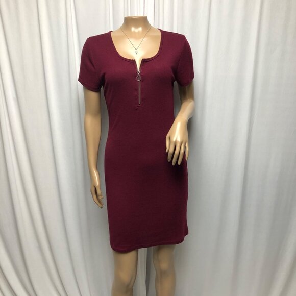 SO Dress Women Size Medium Burgundy Short Sleeve Ribbed Zipper Front Soft Comfy - Picture 3 of 7